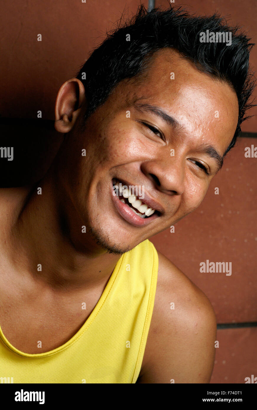 Jungen asiatische Mann lachen Stockfoto