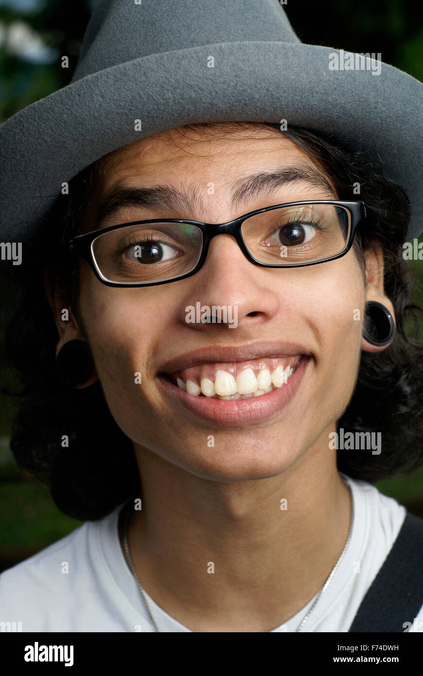 Glücklich asiatischer Mann mit Hut Stockfoto