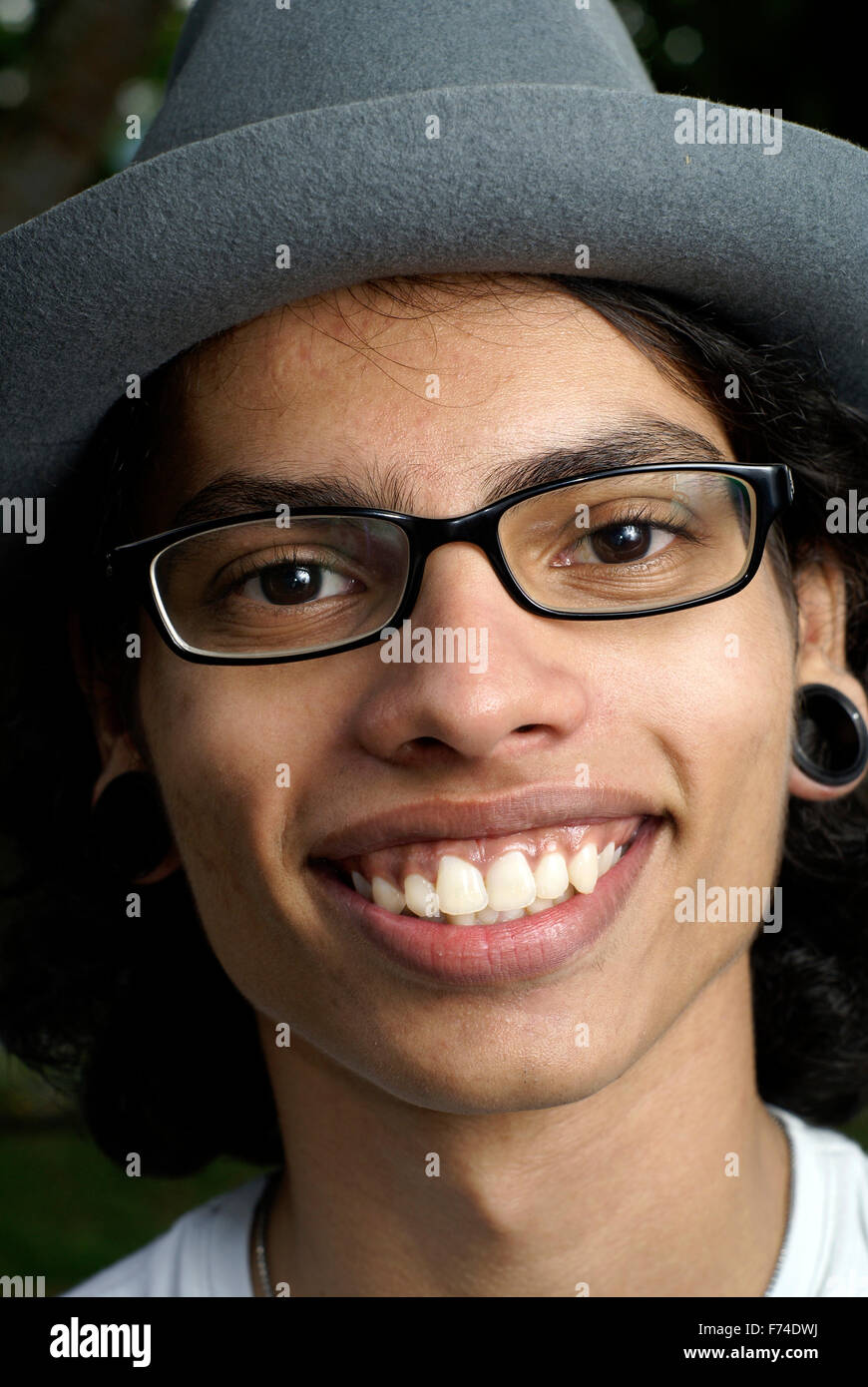 Lächelnder asiatischen Mann mit Hut. Stockfoto
