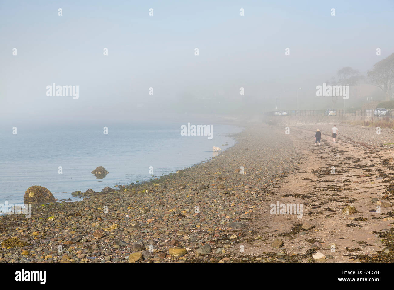Largs Beach in Fog, North Ayrshire, Schottland, Großbritannien Stockfoto