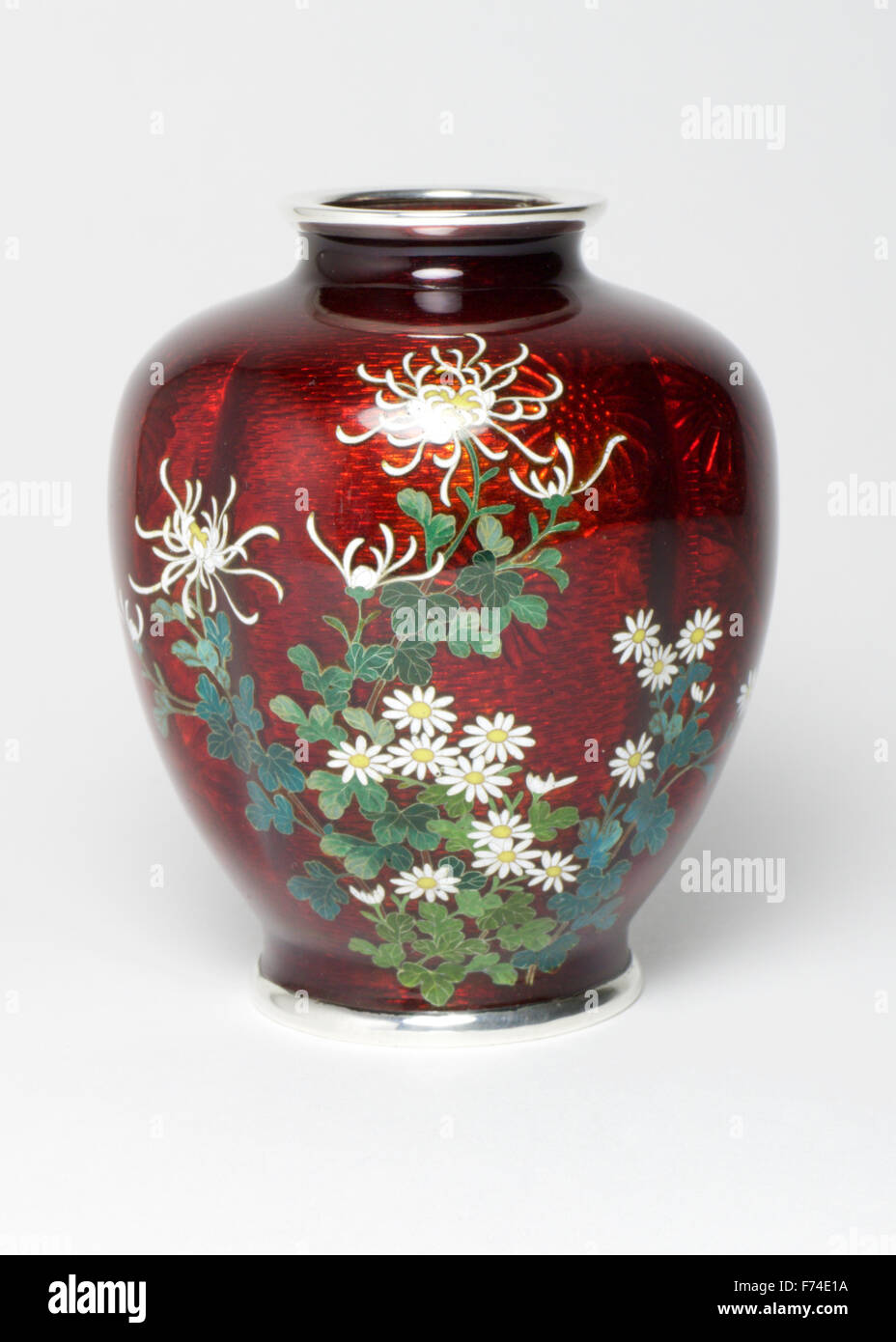 Kleine Ando Hubei Silberdraht Cloisonne Vase mit Silber Halterungen. Die Vase mit Vierpass Form dekoriert fein Chrysantheme flowe Stockfoto