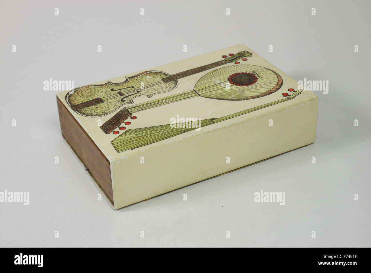 Fornasetti Box mit Schiebetüren Mahagoni innen, oben mit drei Musikinstrumenten dekoriert. Die Box misst 14cm x 9cm und ist Stockfoto