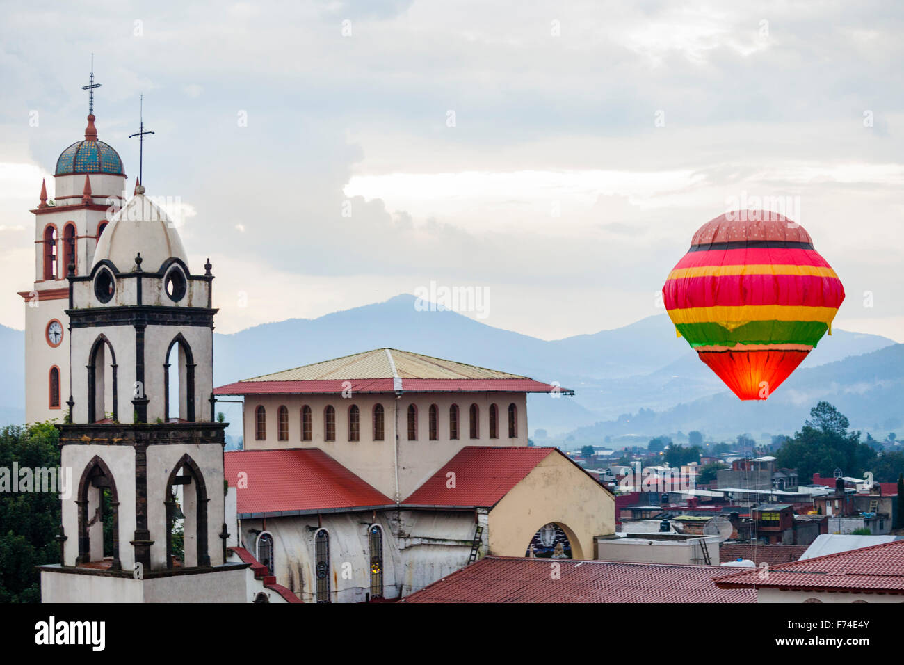 Eine große Himmelslaterne schwebt nach oben über Paracho, Michoacan, Mexiko während des jährlichen Festivals Globos de Cantoya. Stockfoto