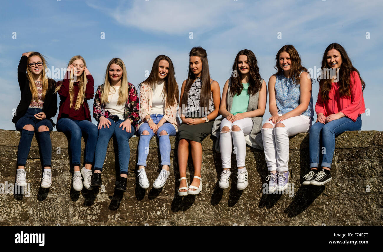 Eine Gruppe junger Mädchen, die an einem sonnigen Tag in Dundee, Großbritannien, einen unterhaltsamen Tag im Broughty Ferry Castle verbringen Stockfoto