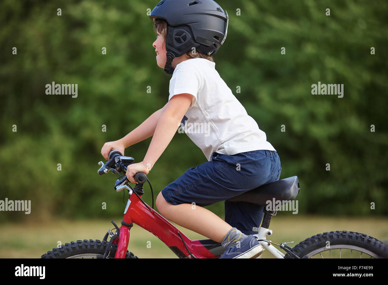 Glückliches Kind mit Fahrrad und Helm Stockfoto