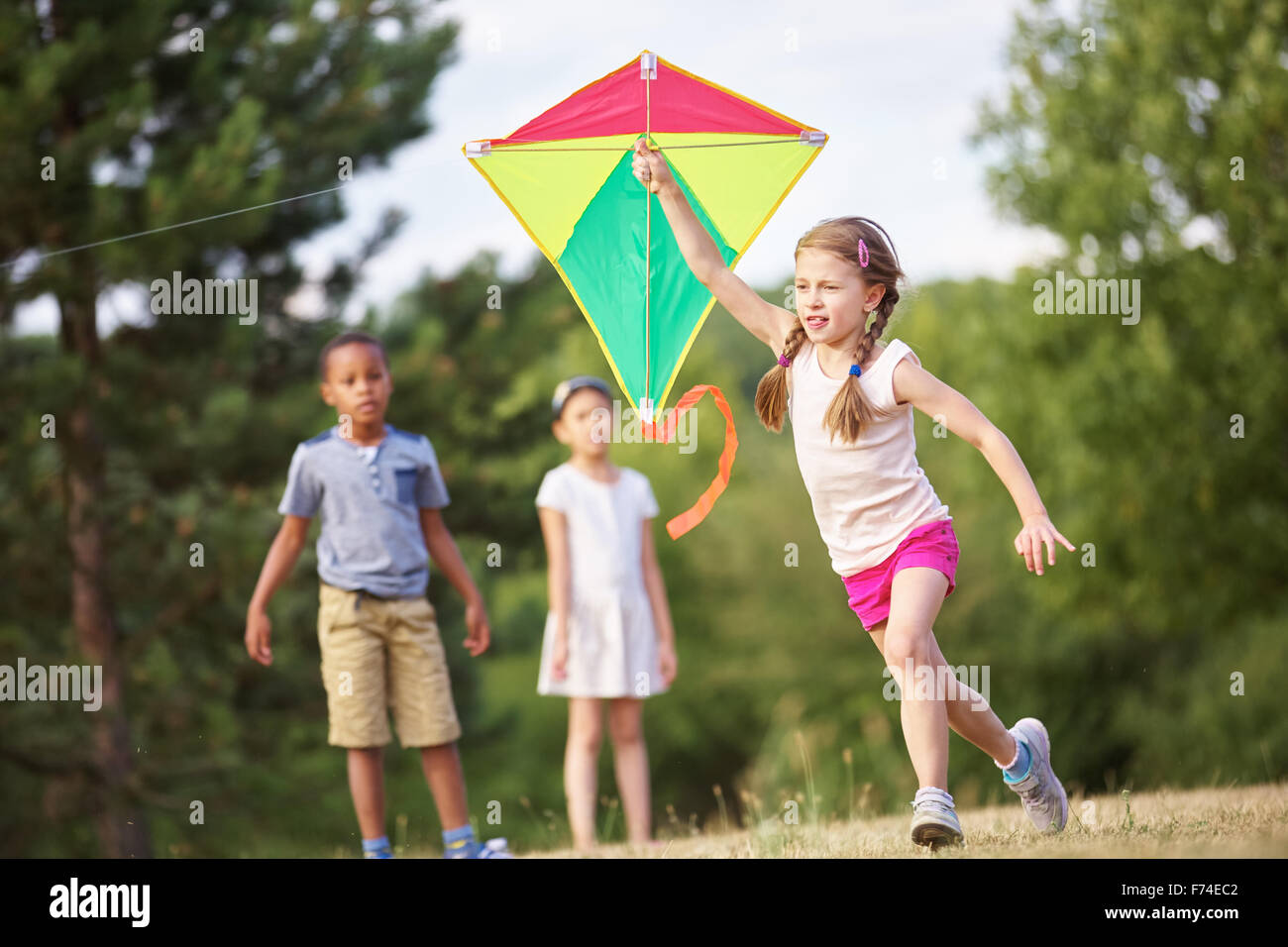 Gruppe von Kindern einen Drachen im Sommer in der Natur Stockfoto