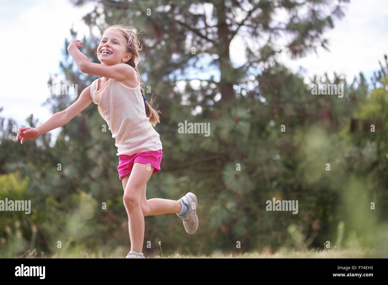 Glückliches Mädchen spielen Frisbee und lächelnd im Sommer Stockfoto