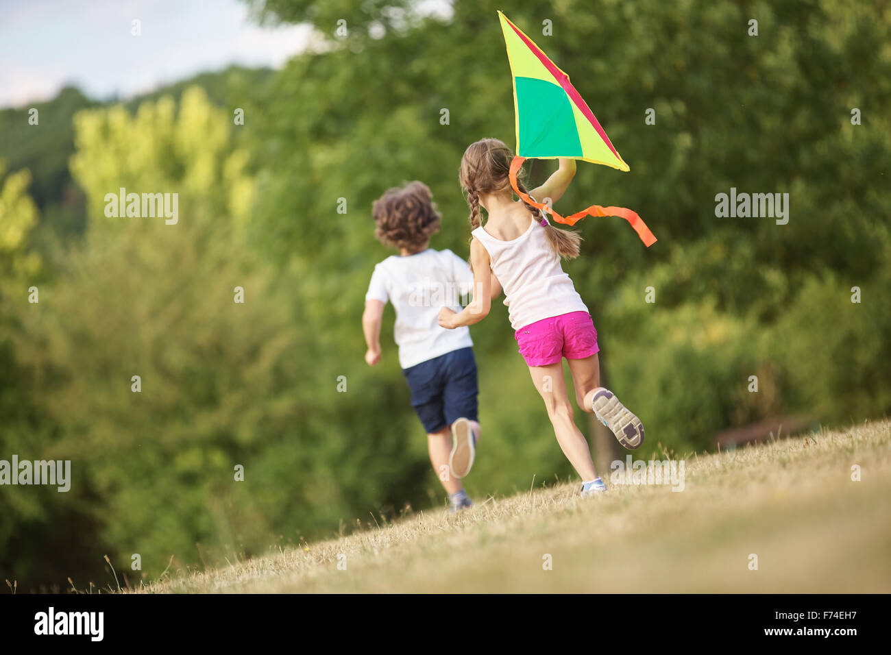 Jungen und Mädchen Spaß Drachen im Sommer Stockfoto