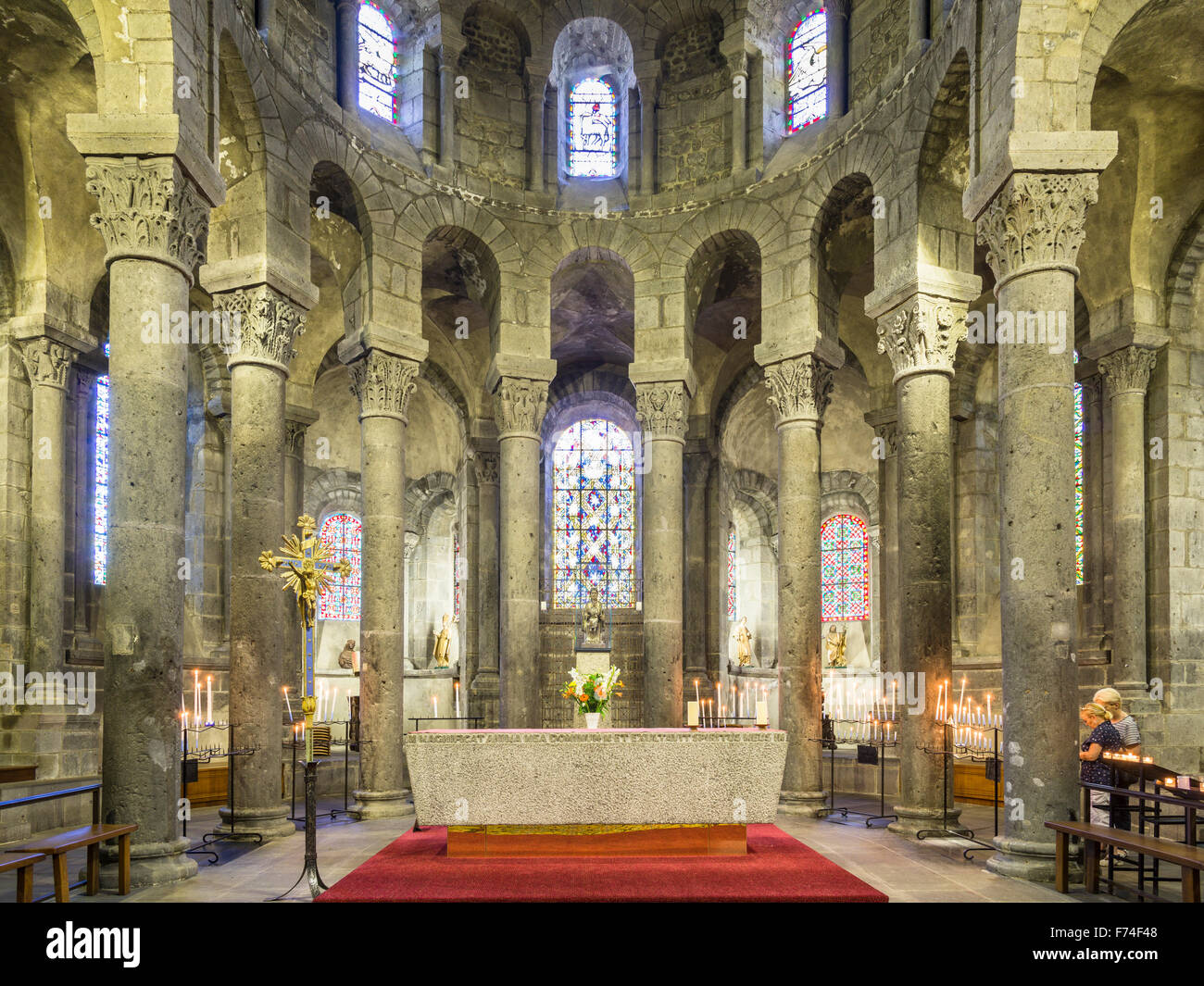 Notre Dame d Órcival Kirche, gebaut aus dunkle Lavastein, Orcival, Auvergne, Frankreich Stockfoto