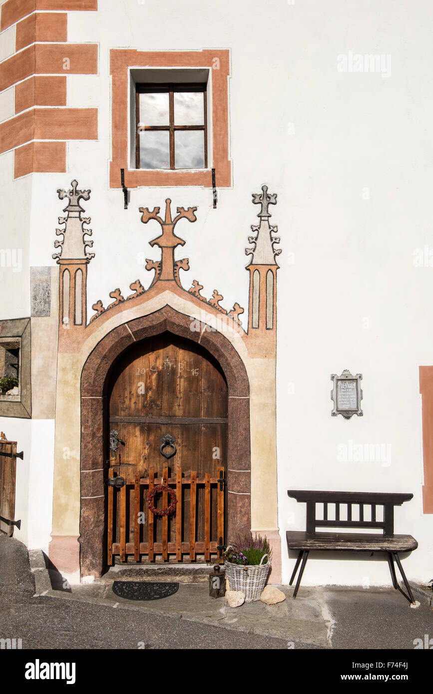 Eingang zu einem alten Haustür mit einer Bank, Mauterndorf, Lungau, Salzburg, Österreich Stockfoto