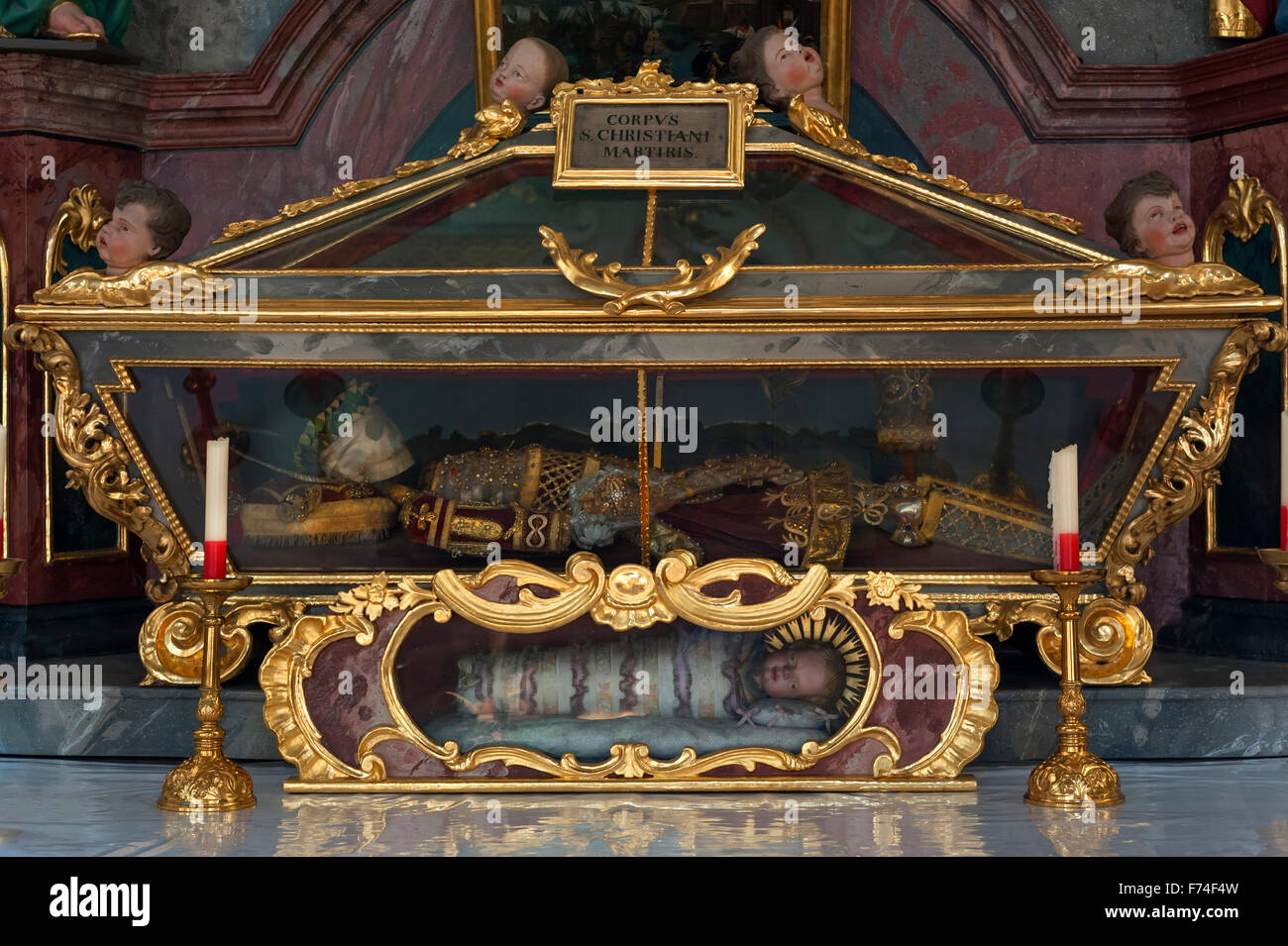 Katakombe St., christlicher Märtyrer in einem gläsernen Sarg in die barocke St.-Jakobs-Kirche und St. Leonard, Hopfgarten Im Thale Stockfoto