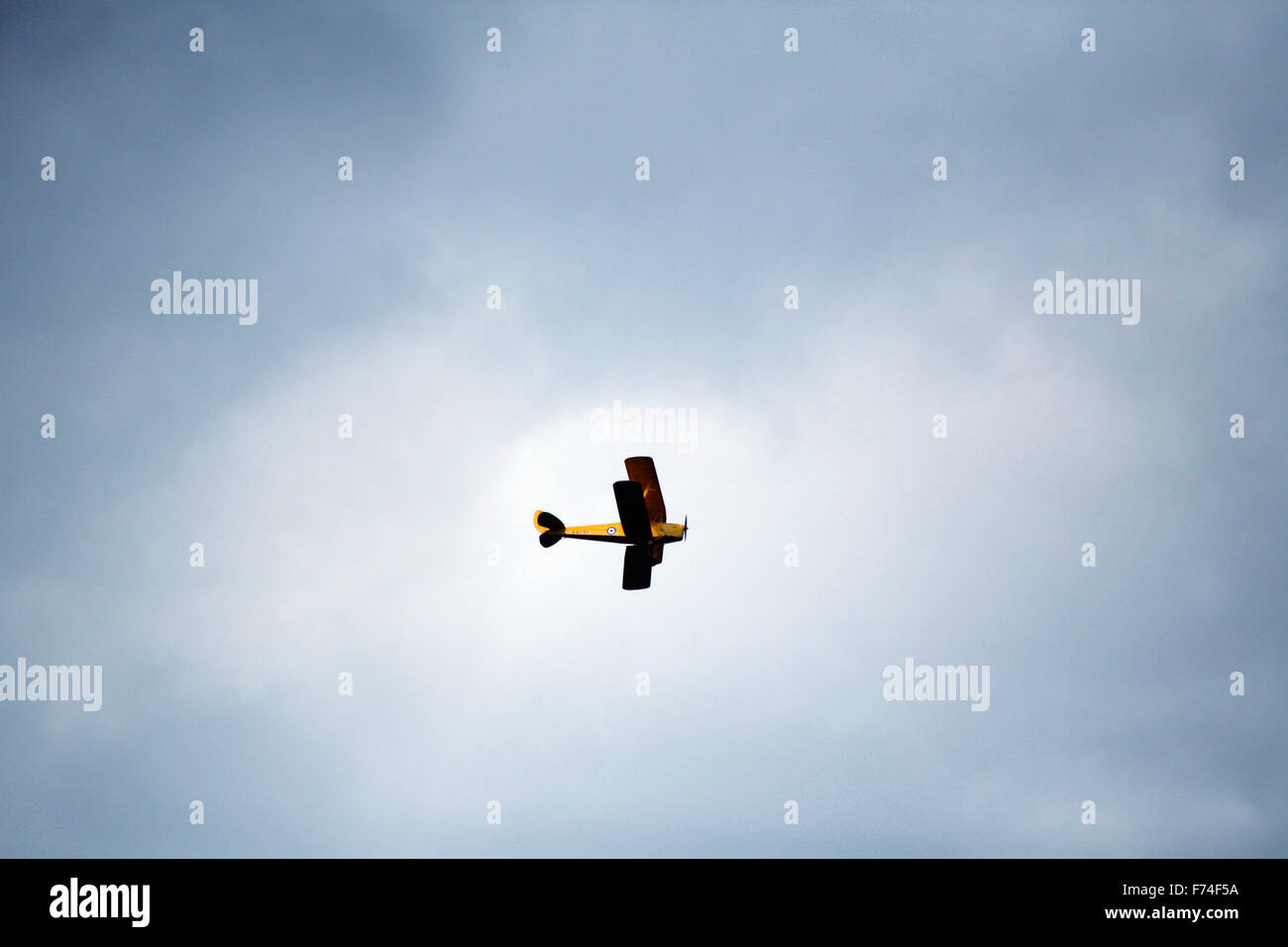Gelb, Doppeldecker, blauer Himmel, gelb Rumpf, Tiger Moth fliegen, Stockfoto