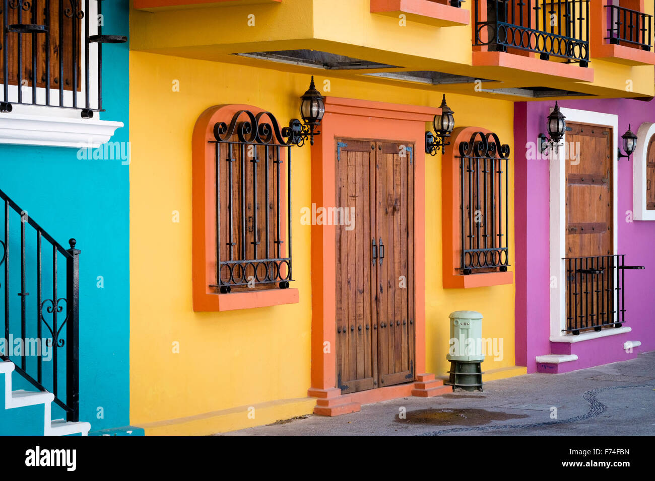 Bunte Häuser in einer Straße in Puerto Vallarta, Jalisco, Mexiko Stockfoto