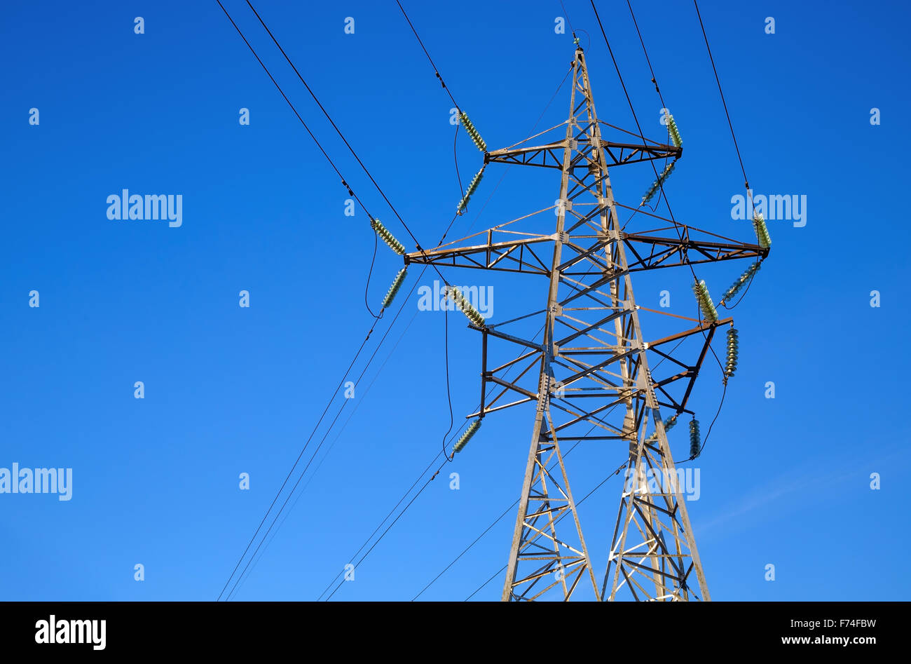 Strommast Übertragung gegen blauen Himmel. Hochspannungs-Turm. Stockfoto