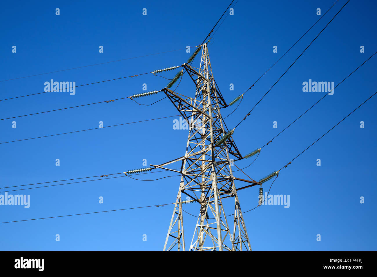 Hochspannung Turm vor blauem Himmelshintergrund. Strommast. Stockfoto