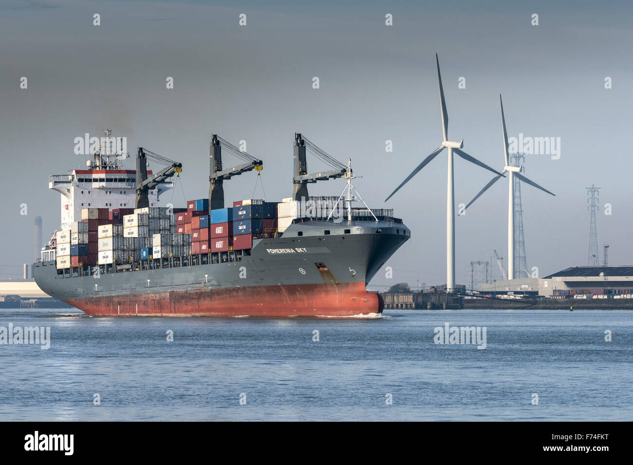 Das Containerschiff verlässt Pomerenia Himmel den Porty von Tilbury und dampft flussabwärts auf der Themse. Stockfoto