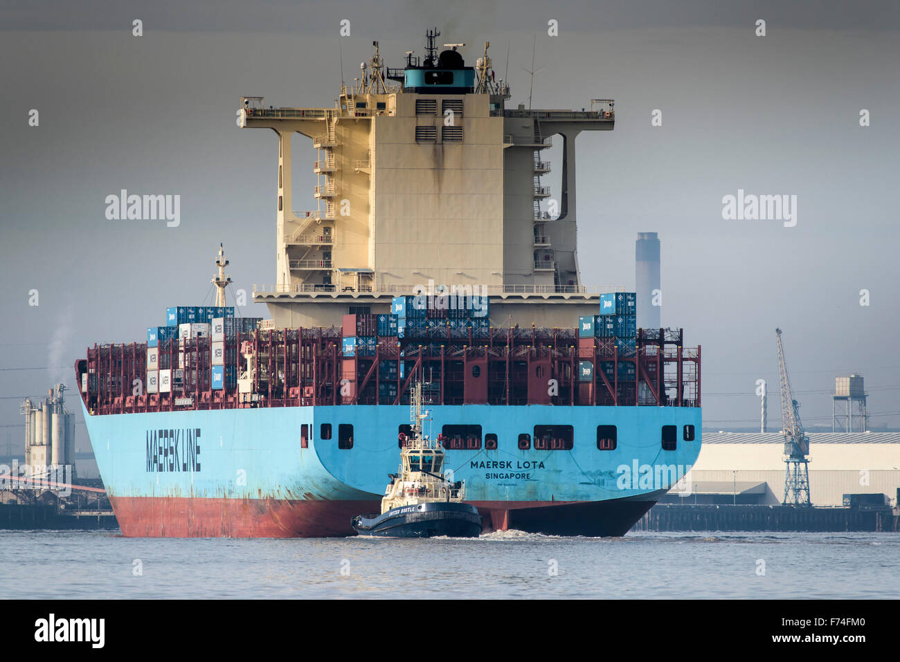 Das Containerschiff Maersk Lota Tilbury-Port auf der Themse zu betreten. Stockfoto