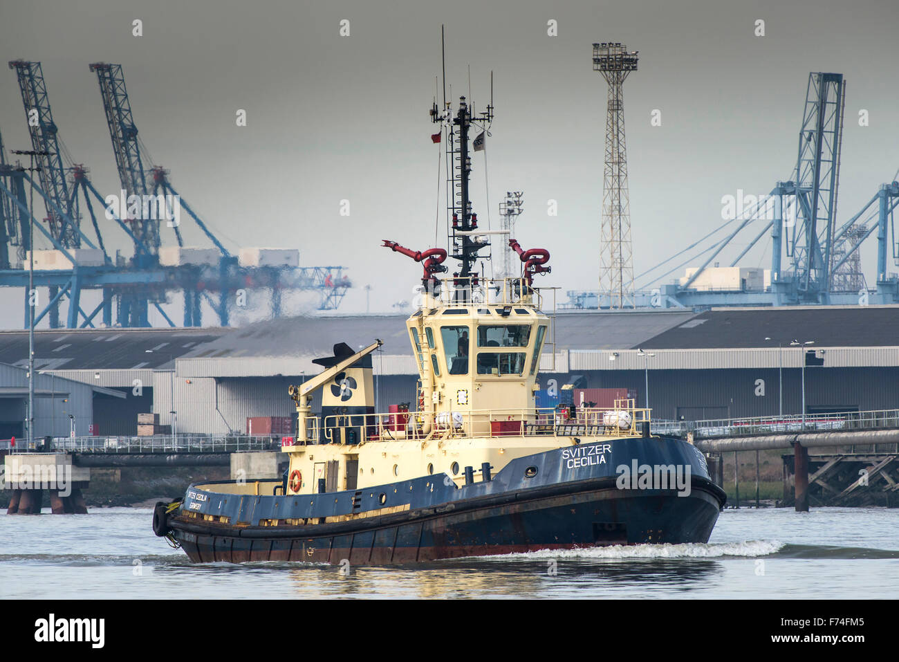 Die Schlepper, Svitzer Cecilia dampfenden übergibt der Hafen von Tilbury, wie Sie flussabwärts auf der Themse. Stockfoto