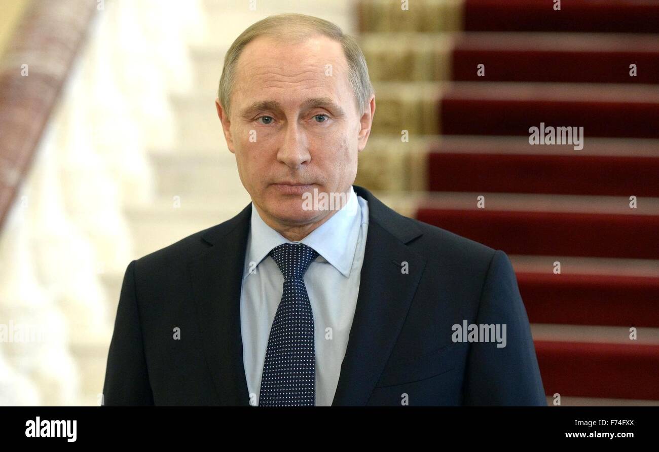 Der russische Präsident Vladimir Putin spricht zu den Medien über die Situation in Syrien nach den Dreharbeiten eines russischen Kampfflugzeugs der Türkei bei einem Besuch in das Dramatheater von Dmitry Mamin-Sibirjak 25. November 2015 in Nizhny Tagil, Russland. Putin hat den Vorfall "Dolchstoß in den Rücken" genannt. Stockfoto
