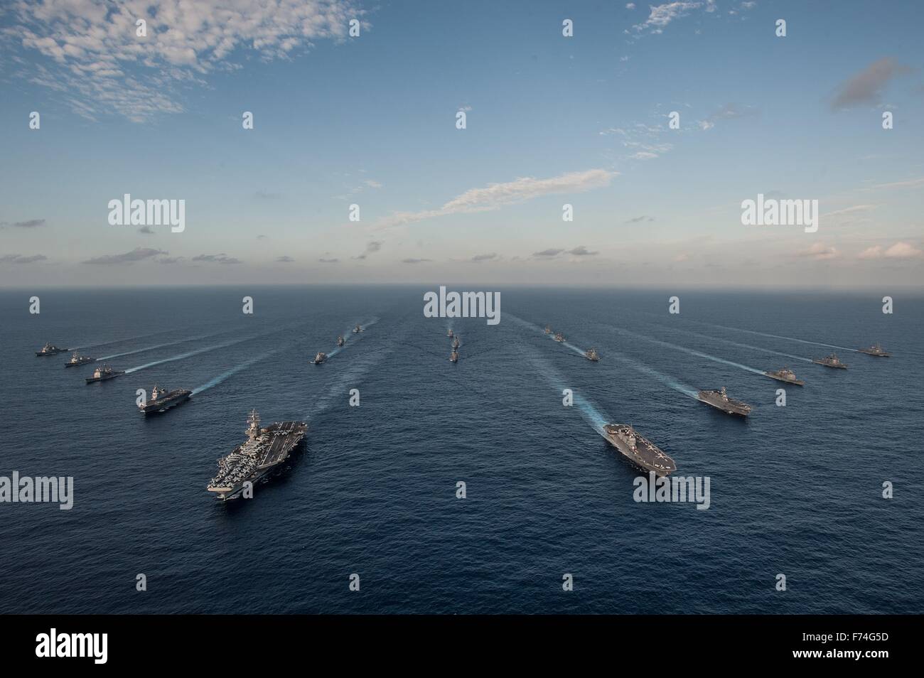 US Navy Nimitz-Klasse-Flugzeugträger USS Ronald Reagan im Gange in Formation mit Japan Maritime Self-Defense Force ist Schiffe vor der Küste Japans während der jährlichen Übung 16 23. November 2015. Stockfoto