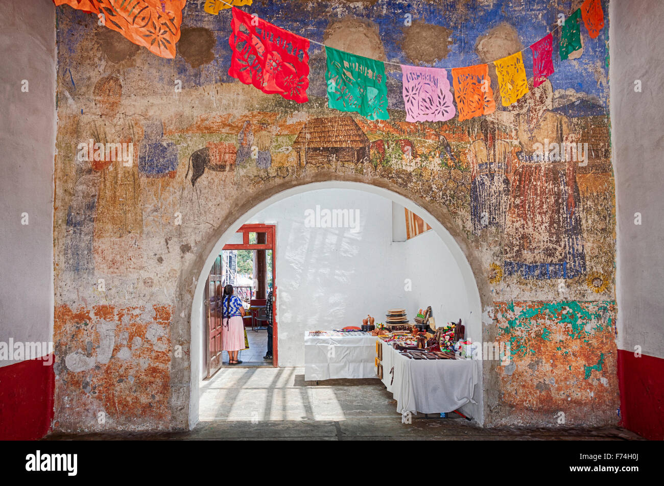 Verblasste Wandmalereien und Torbogen in der Stadt bekannt für seine Gitarrenbauer, Paracho, Michoacan, Mexiko. Stockfoto