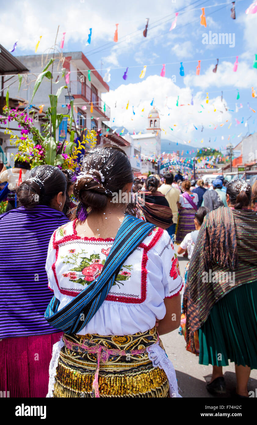 Eine festlich gekleidete Frau beteiligt sich an der Guitar Festival Parade in Paracho, Michoacan, Mexiko. Stockfoto