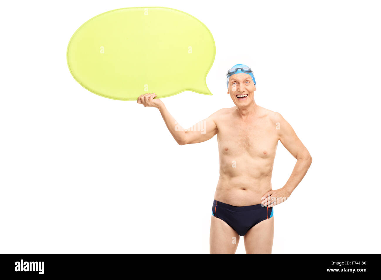 Freudige senior Schwimmer in Badehose hält eine gelbe Sprechblase und schaut in die Kamera, die isoliert auf weißem Hintergrund Stockfoto