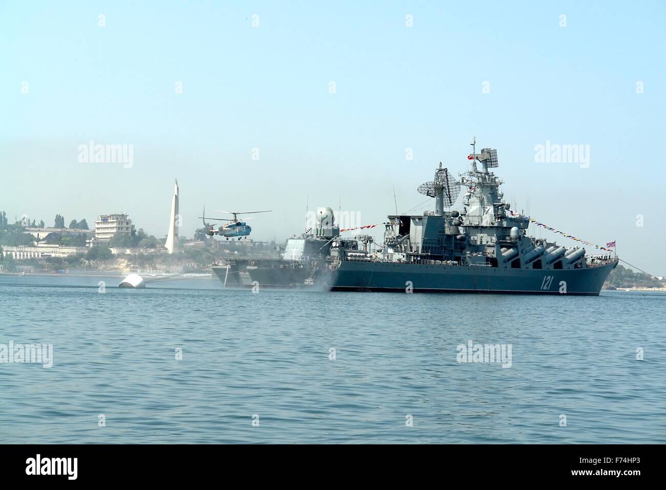 Hubschrauber landet an Bord Kriegsschiff Stockfoto