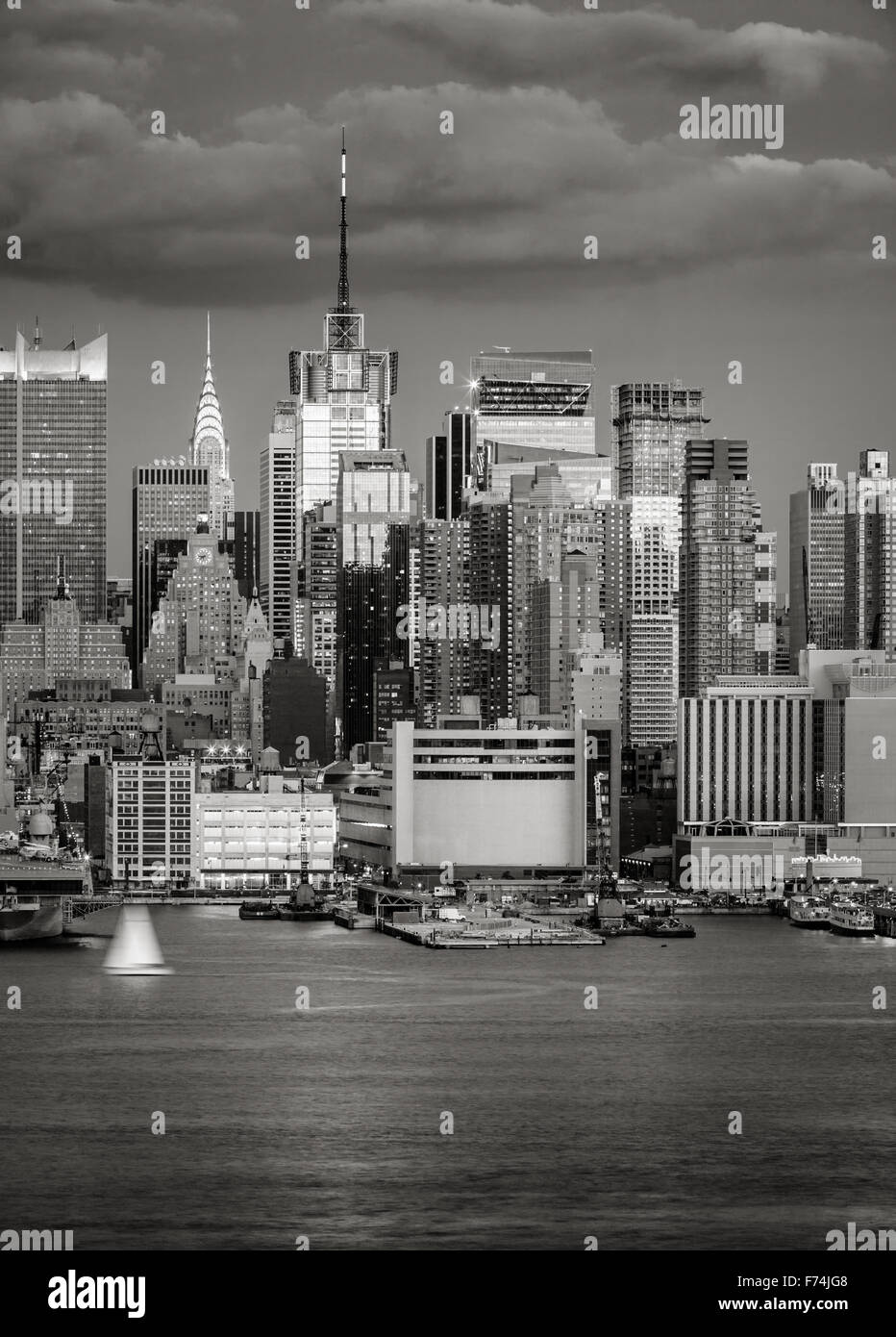 Midtown West Skyline in der Abenddämmerung, Manhattan, New York City. Times Square und 42nd Street Wolkenkratzer sichtbar vom Hudson River. Stockfoto