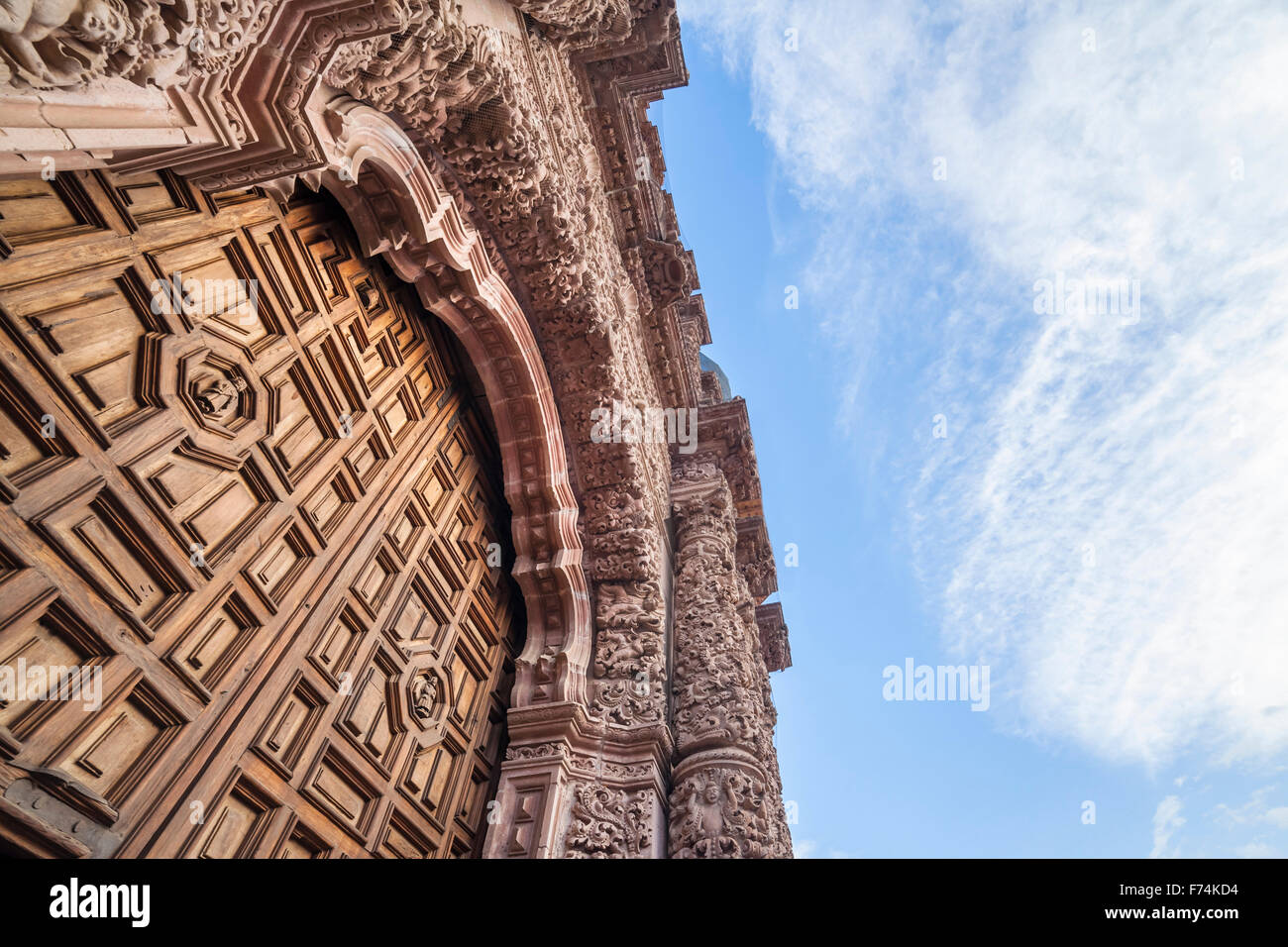 Tür von der barocken Kathedrale Notre-Dame der Annahme in der historischen Altstadt von Zacatecas, Mexiko. Stockfoto
