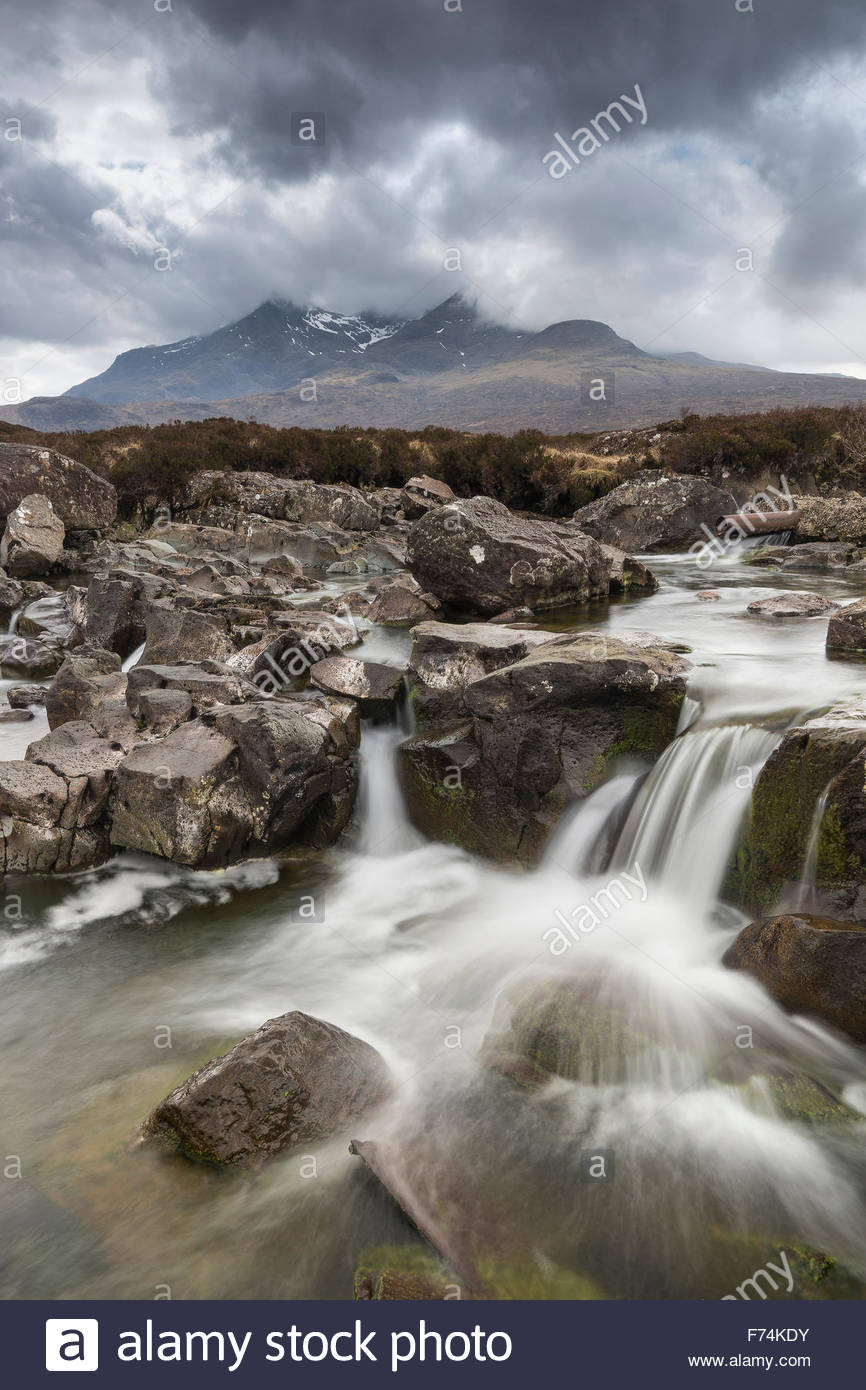 Ein Wasserfall Im Zuge Der Allt Dearg Verbrennung Von Sligachan Im Hinblick Auf Die Cuillin Berge Isle Of Skye Innere H Stockfotografie Alamy