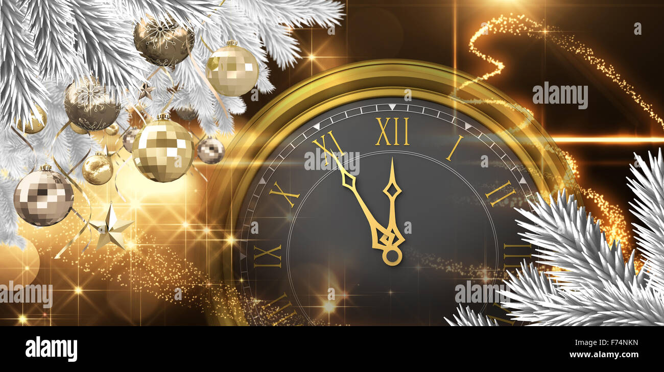 Zusammengesetztes Bild des Weihnachtsbaums, verziert mit goldenen Ornamenten Stockfoto