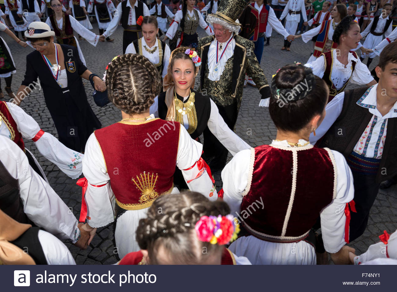 Kolo Dance Stockfotos & Kolo Dance Bilder - Alamy