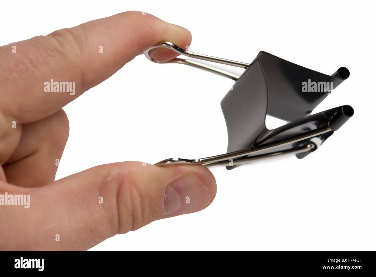 Hand mit einer schwarzen Metall-clip Stockfoto