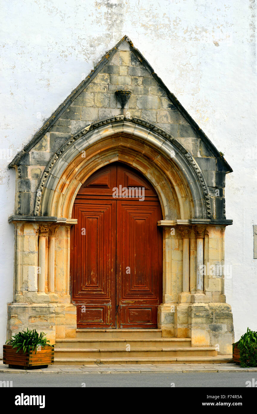 Kirche St. Clement Gothic Stil Kirche, erbaut im 13. Jahrhundert mit spitz Bogen Tür an der Fassade Stockfoto