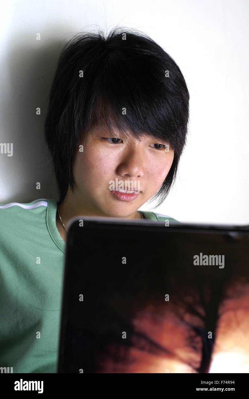 Junge asiatische Frau mit Laptop. Stockfoto