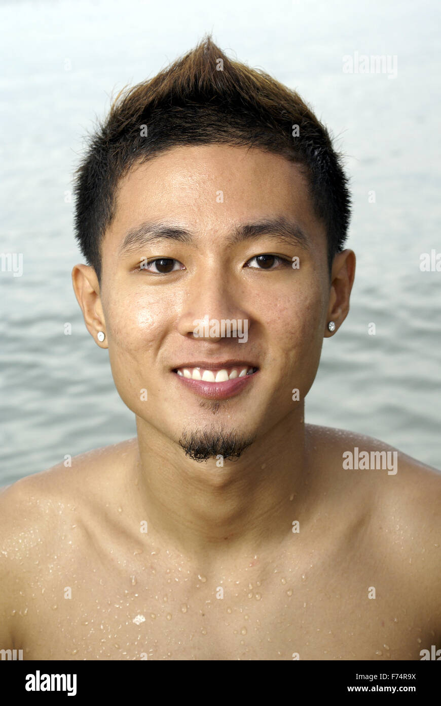 Chinesische asiatische Mann am Strand Stockfoto