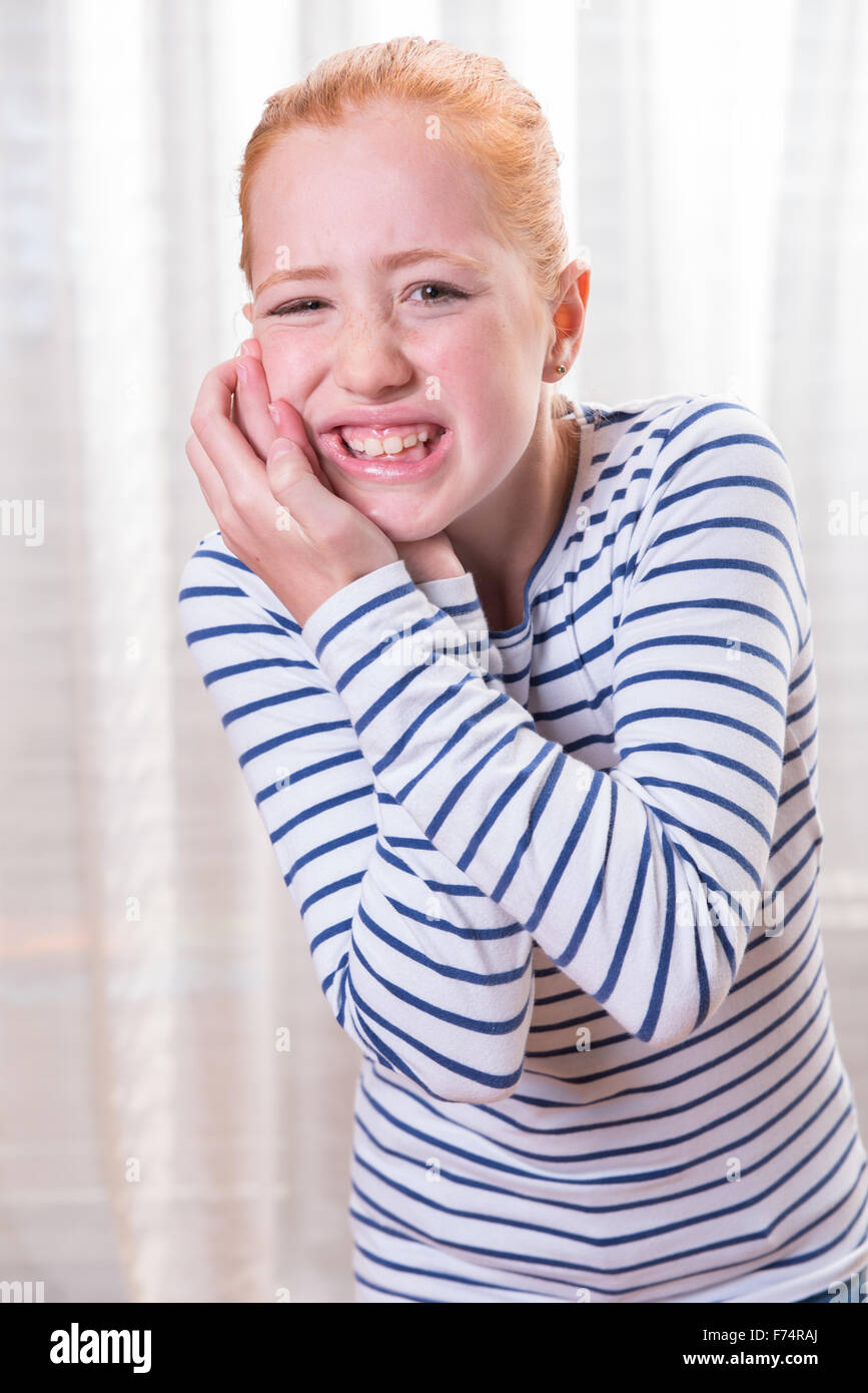 Porträt-Teenager-Mädchen mit Zahnschmerzen Stockfoto