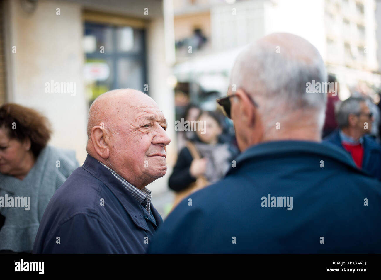 2 alte Männer, die auf der Straße - Ostuni, Apulien, Italien Stockfoto