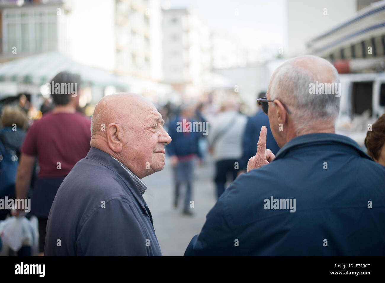 2 alte Männer, die auf der Straße - Ostuni, Apulien, Italien Stockfoto