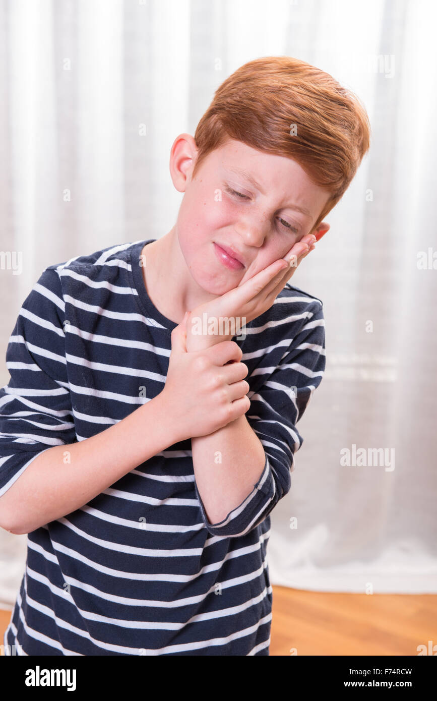 Portriat kleiner Junge mit Zahnschmerzen Stockfoto