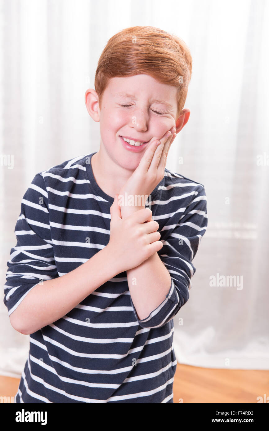 Portriat kleiner Junge mit Zahnschmerzen Stockfoto