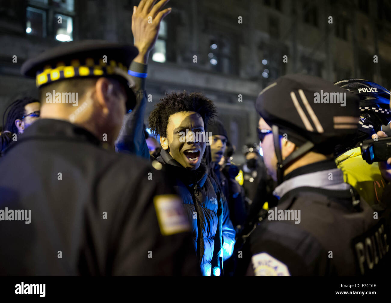 Chicago, Polizei veröffentlicht eine Video am Dienstag zeigt die Erschießung von 17-Year-Old Laquan McDonald. 20. Oktober 2014. Demonstranten Zusammenstoß mit der Polizei während des Protestes der Polizei Tötung von Laquan McDonald in der Innenstadt von Chicago, Illinois, Vereinigte Staaten von Amerika am 24. November 2015. Polizei veröffentlicht eine Video am Dienstag zeigt die Erschießung von 17-Year-Old Laquan McDonald, der am 20. Oktober 2014 von Chicago Police Officer Jason Van Dyke getötet wurde. Jason Van Dyke wurde McDonalds Tod Mordes angeklagt. © Ting Shen/Xinhua/Alamy Live-Nachrichten Stockfoto