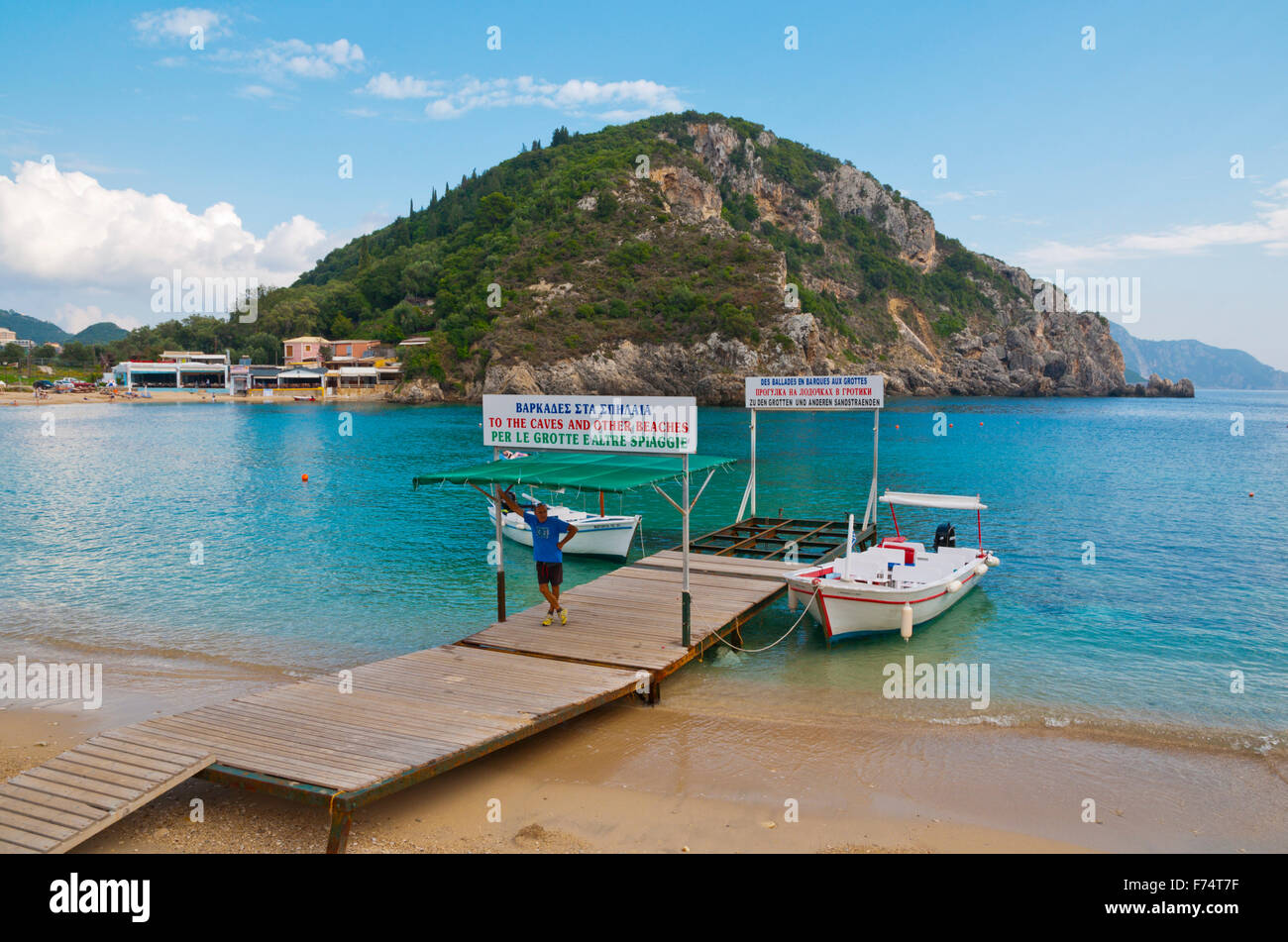 Boot den Wassertransport, Höhlen und andere Strände, Hauptstrand, Palaiokastritsa, Corfu, Ionische Inseln, Griechenland Stockfoto