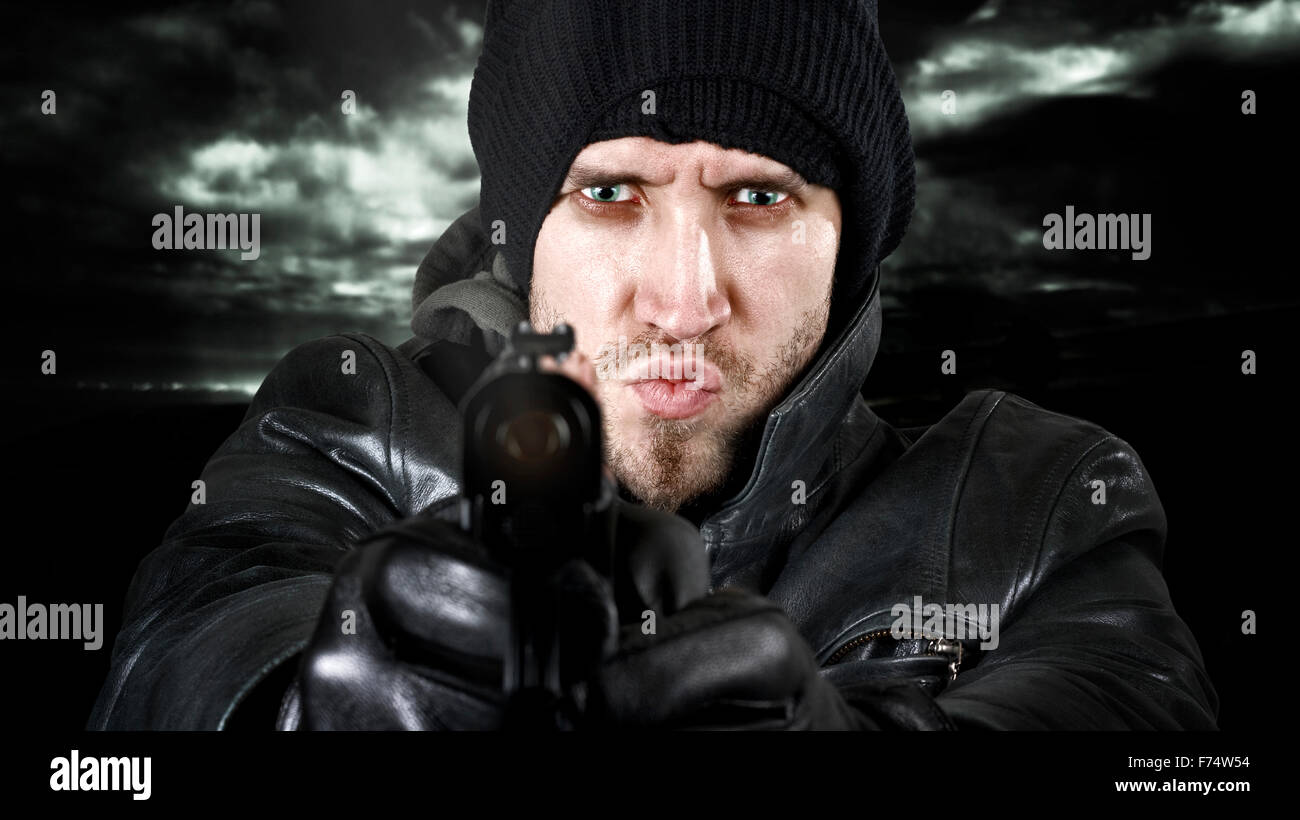 Undercover-Agent Abfeuern der Waffe in der Kamera Stockfoto
