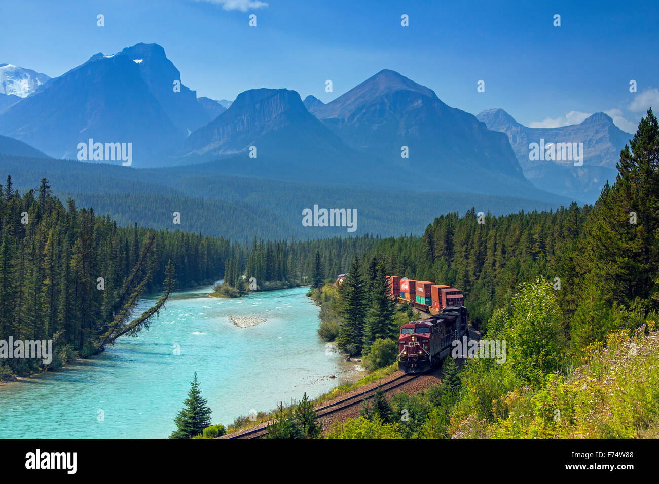 Güterzug der Canadian Pacific Railway entlang des Bow River bei Morant Kurve, Banff Nationalpark, Alberta, Kanada Stockfoto