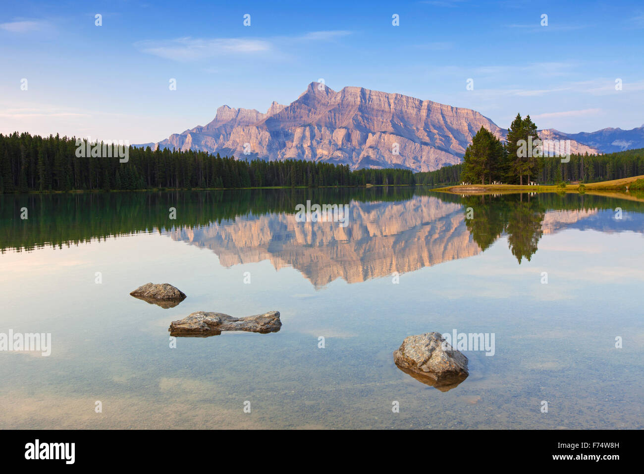 Mount Rundle und zwei Jack Lake, Banff Nationalpark, Alberta, Kanada, Kanada Stockfoto