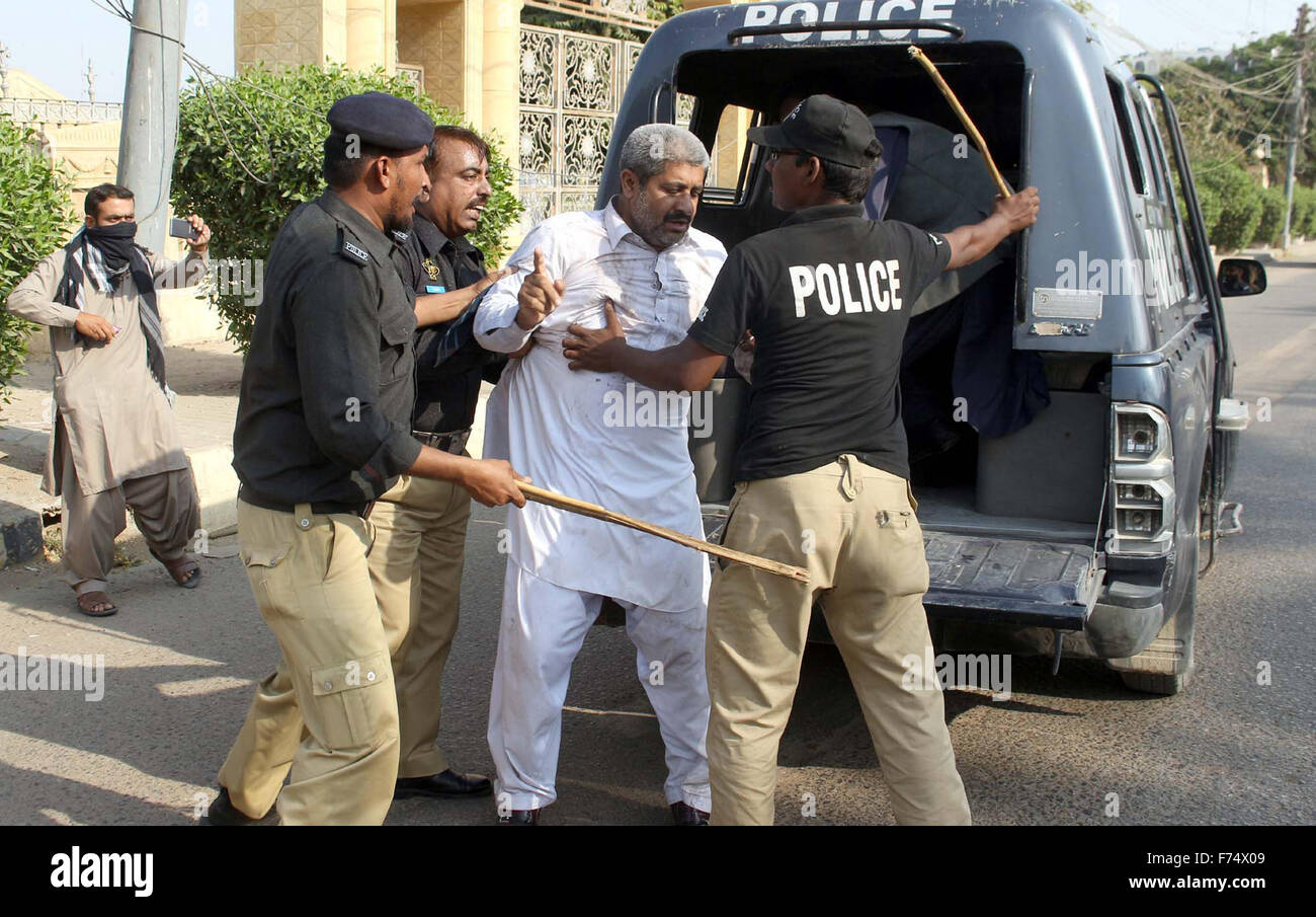 Polizei-Mitarbeiter festgenommen staatliche Schule Lehrer bei Protest gegen Korruption als die Demonstranten versuchten, Chief Minister House in Karachi auf Mittwoch, 25. November 2015 anstreben. Stockfoto