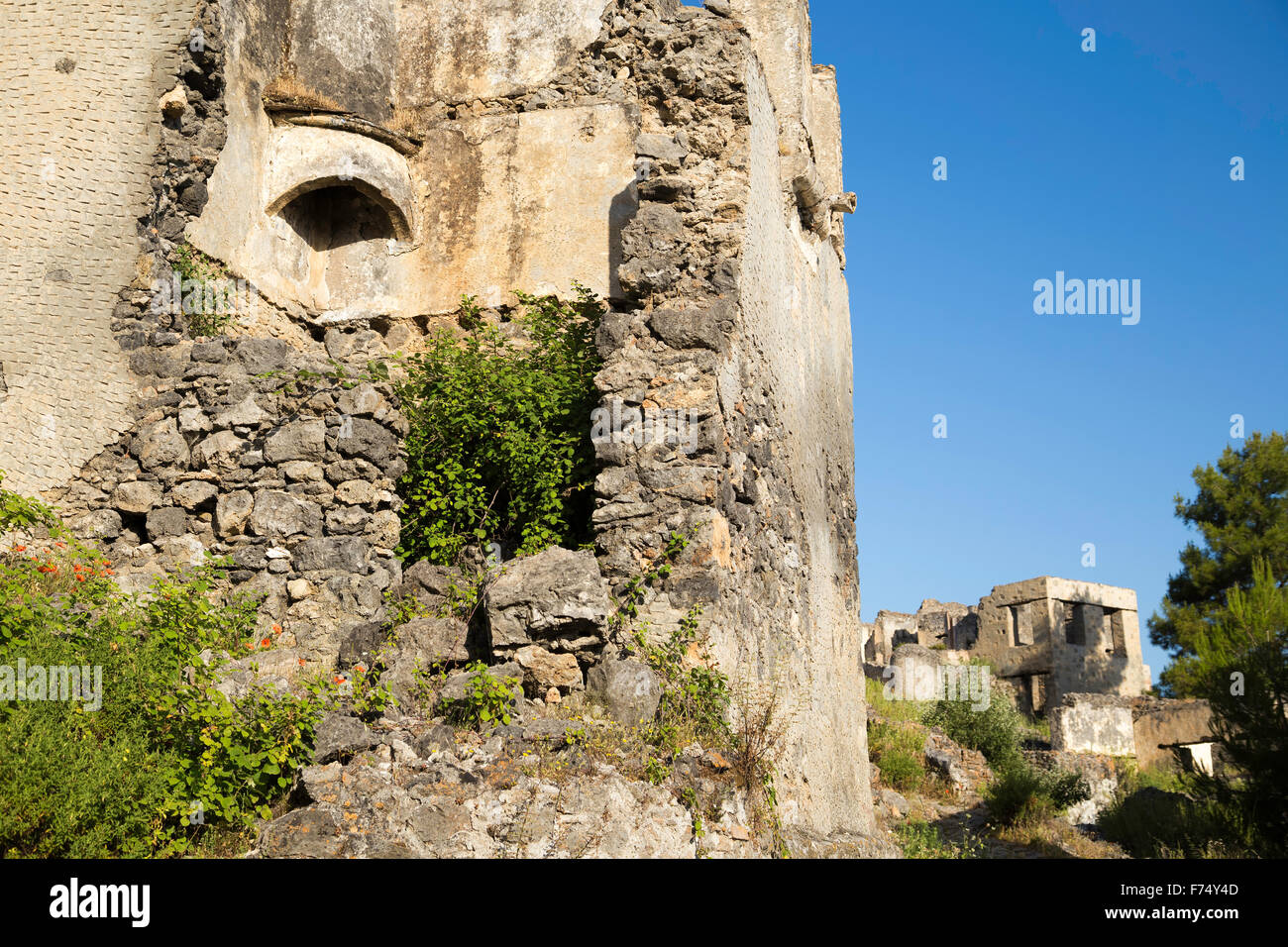 Leere Steinhaus Innenraum Detail im Village Geisterstadt Kayakoy Ruinen Closeup in der Nähe von Fethiye in der Türkei Stockfoto