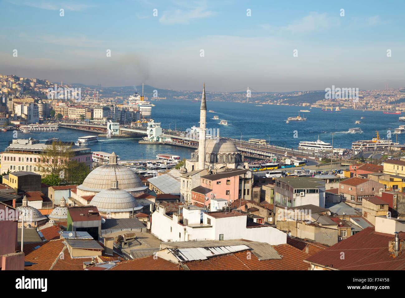 Rustem Pasa Moschee mit Galata und Bosporus-Brücke in der Nähe von Golden Horn Hintergrundansicht in Eminönü Istanbul Stockfoto